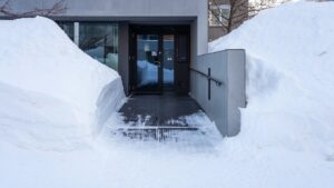 Пандус без льда зимой после монтажа обогрева